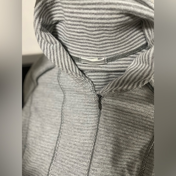 Lululemon size 4 stretchy long sleeve - Picture 7 of 7